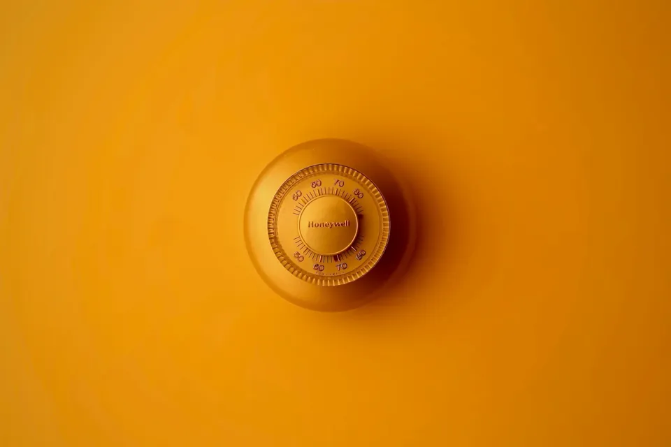Wall thermostat for recording cooling settings and room observations